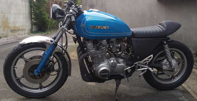 Préparation moto café racer Vue gauche de la Suzuki terminée