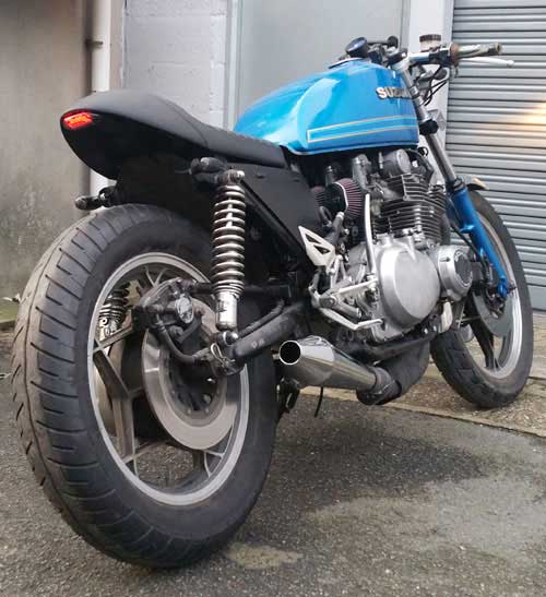 Préparation moto café racer Suzuki Vue arrière terminée