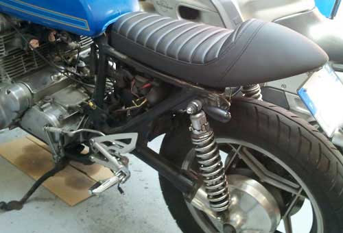 Préparation moto café racer Installation de la selle avec intégration du feu arrière.