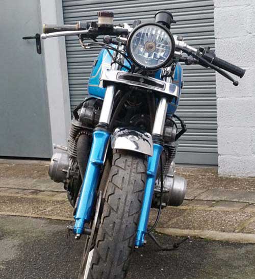 Préparation moto café racer Suzuki 850 GS de face.